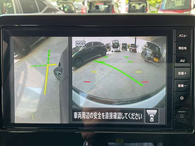 画像の左側は運転席から見ることのできないフロント左側を映している画像です、狭い道や幅寄せ時に便利です。