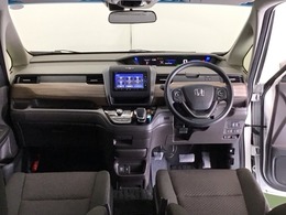 パーキングブレーキはフット式なので運転席と助手席の間はすっきり、移動も楽々です。さっと手が届く位置にセレクトレバーやエアコンスイッチなどがあり操作性に優れています
