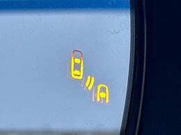 【ブラインドスポットモニター】走行中、ドアミラーの死角になりやすい箇所に後続車が接近するとサイドミラー付近に警告を表示、ドライバーに注意喚起をしてくれます。