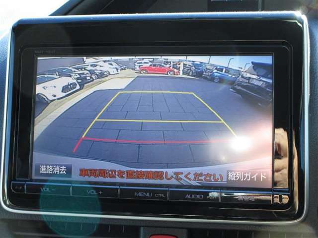 【バックモニター】バックモニターが装着されています。車庫入れが苦手な方もこれがあれば安心ですね