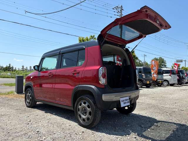 開口部が大きく、ワイドなスペース。荷室を樹脂化した防汚タイプラゲッジフロアで汚れに強く、荷物の出し入れもスムーズにできます。汚れてもお手入れが簡単なので便利です。