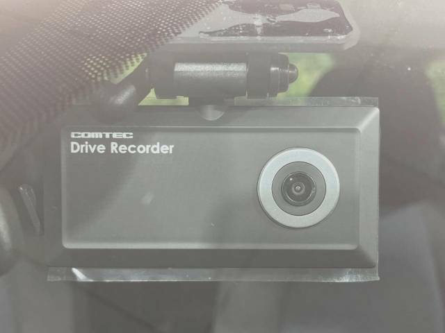 【ドライブレコーダー】安心・安全なカーライフに必須のドライブレコーダーを装備！走行中はもちろん、あおり運転や事故に遭遇した際の状況も映像で記録し、万一のリスクに備えます。