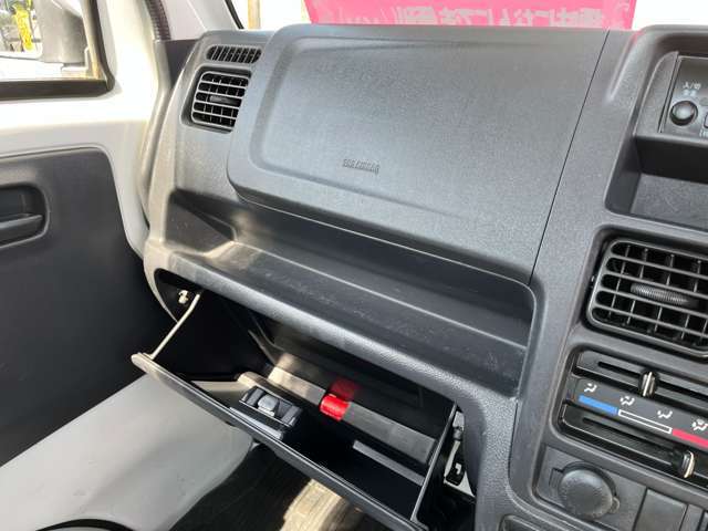 グローブボックスです！車内の収納力もある車です！