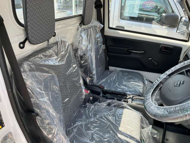 運転席はこちらです。プライベートな車内なのでリラックスできる空間を。