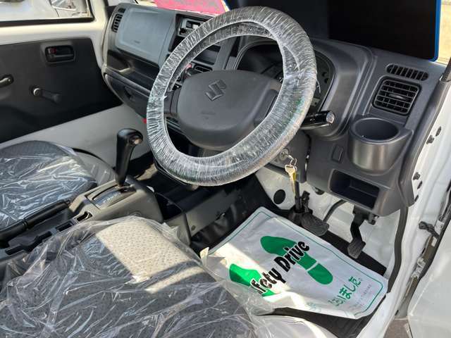 運転席はこちらです。プライベートな車内なのでリラックスできる空間を。