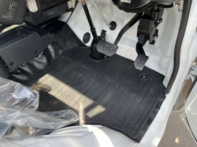 フロアマットも綺麗にクリーニングして納車しております！