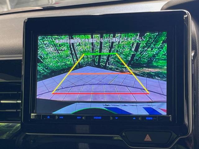 【バックカメラ】駐車時に後方がリアルタイム映像で確認できます。大型商業施設や立体駐車場での駐車時や、夜間のバック時に大活躍！運転スキルに関わらず、今や必須となった装備のひとつです！