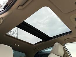 大人気メーカーオプションのパノラマムーンルーフ装備☆高級車やSUV車など幅広く好まれるメーカーオプション装備の一つ☆車内に自然光の明るさを取り入れることができ、とても暖かく春先などには重宝します☆