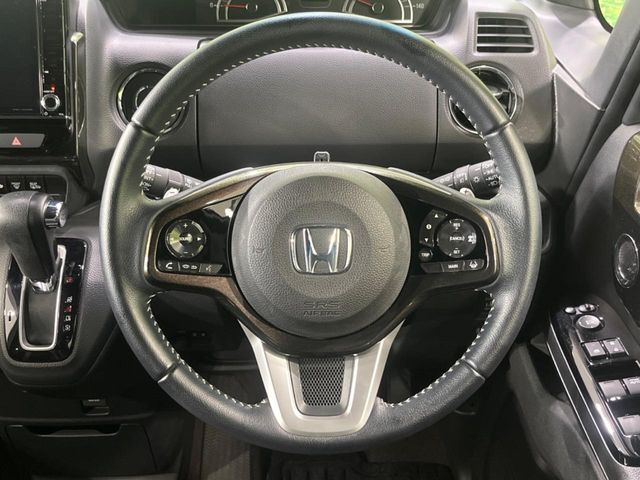 【純正革巻きステアリング】上質な革を使用することで、手にしっかり馴染みとても運転しやすいハンドルです♪