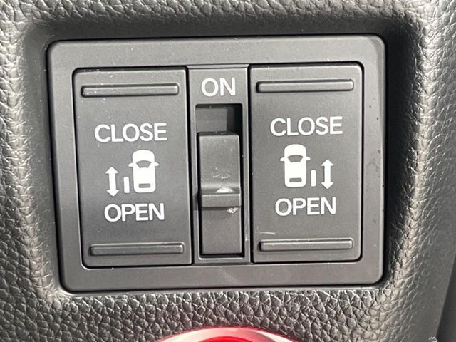 【両側パワースライドドア】スマートキーや運転席のスイッチで後席両側スライドドアの開閉が可能♪電動だから力を入れてドアを開ける必要が無く、小さなお子様でも簡単に開け閉めでき快適です♪