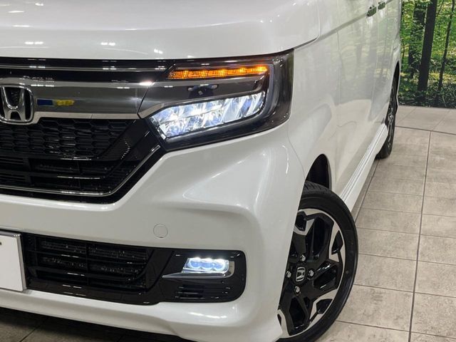 【LEDヘッドライト】悪天候や夜間走行時も良好な視界を確保し安心して運転できる高輝度LEDヘッドライトを装備！点灯速度が早く、消費電力も抑えられています。