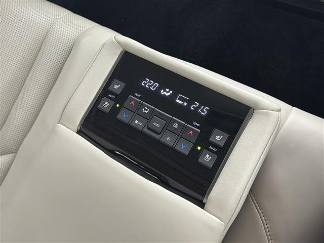 【後部座席用エアコン】後部座席用のエアコンが付いていますので、快適にお過ごしいただけます。