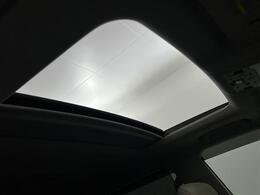 【ムーンルーフ】天井から太陽の穏やかな光や爽やかな風を取り込むことができる、レクサスの「サンルーフ」です！頭上のスイッチでムーンルーフを開閉することができます。