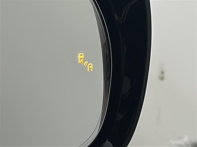 【ブラインドスポットモニター （BSM）】隣車線上の側方および後方から接近する車両を検知すると検知した側のドアミラーが点灯し、ウインカーを出すとインジケーターの点滅と警報音で警告する安全装置です！