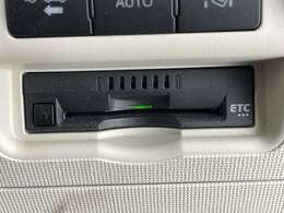 【ETC】有料道路を利用する際に料金所で停止することなく通過できる、ETC車載器（ノンストップ自動料金収受システム機器）が装備されています。セットアップを行うことで利用可能になります。