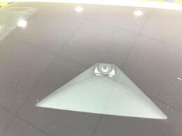 【インテリジェントエマージェンシーブレーキ】フロントカメラで前方の車両や歩行者を検知。衝突しそうな時は衝突被害軽減ブレーキが作動、衝突回避をサポート。より安全にドライブをお楽しみいただけます。