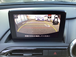 バックカメラ装備です。狭い場所での車庫入れや切り替えしの時など目で見て確認できるので便利ですね。