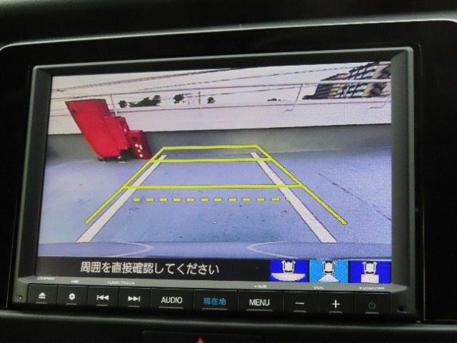 バックカメラを搭載しておりガイドラインも表示されますので車庫入れも安心ですね♪