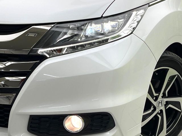 【LEDヘッドライト】悪天候や夜間走行時も良好な視界を確保し安心して運転できる高輝度LEDヘッドライトを装備！点灯速度が早く、消費電力も抑えられています。