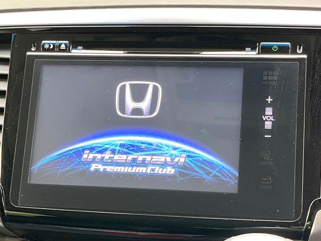 【メーカー純正ナビ】インテリアに溶け込むスタイリッシュな「専用設計」メーカーナビを装備♪視認性や操作性など基本性能にも優れ、より上質なカーライフをお楽しみいただけます。