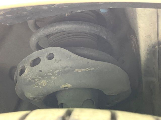 お車を安心してお乗りいただく為には、足回りの定期点検が欠かせません。サービスサポート（有償保証）では無料点検もご提供しており、安心のカーライフをお過ごしいただけるサポート体制が整っています。