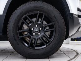 19インチ6スプリットスポークを装着！太めのスポークと立体的なデザインはディフェンダーの車体にマッチした必見の装備です。走行中も停車中もその存在感を感じ取れます。