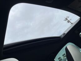 【ムーンルーフ】開放感たっぷりの希少装備、ムーンルーフが装着されています！車内に明かりを取り入れたり景色を楽しむ以外にも、車内の空気も簡単に換気できて快適です！