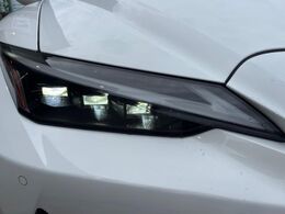 【3連LEDヘッドライト】悪天候や夜間走行時も良好な視界を確保し安心して運転できる高輝度LEDヘッドライトを装備！点灯速度が早く、消費電力も抑えられています。
