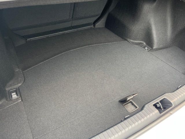 積み下ろしのしやすいデッキにはたっぷりと荷物を積み込んでいただけます。遊びから仕事まで、様々なシーンで頼れます♪