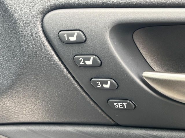 【メモリー機能付きパワーシート】ドライバーごとに設定したシート位置を記憶して、ボタン一つで切り替えできる便利な機能！運転する方が複数名いらっしゃるご家庭におすすめです♪