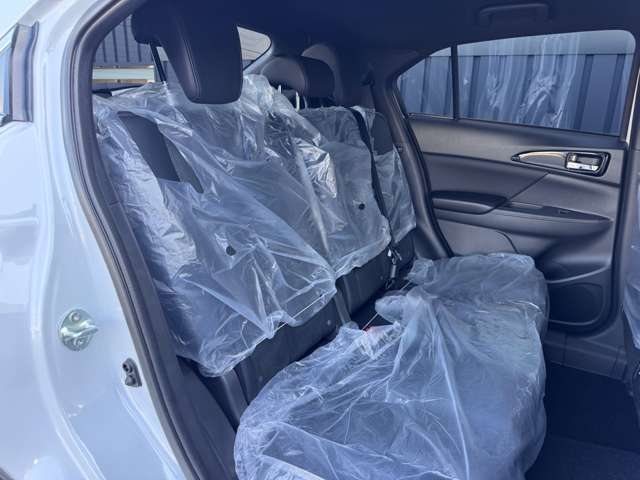 後部座席（右）の画像です。シートナイロンはついたままのお車です。