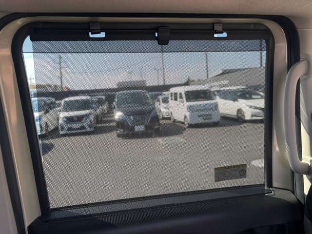 日差しの強い時には、プライバシーガラスに加え、ロールサンシェイドが、あなたを守ります。