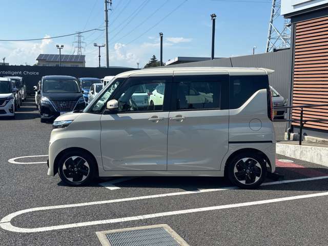 当店は照明・屋根付きスペースございますので雨天時も安心して現車確認が可能です。