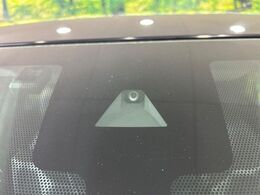 【インテリジェントエマージェンシーブレーキ】フロントカメラで前方の車両や歩行者を検知。衝突しそうな時は衝突被害軽減ブレーキが作動、衝突回避をサポート。より安全にドライブをお楽しみいただけます。