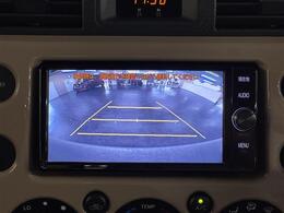 【バックカメラ】駐車時に後方がリアルタイム映像で確認できます。大型商業施設や立体駐車場での駐車時や、夜間のバック時に大活躍！運転スキルに関わらず、今や必須となった装備のひとつです！