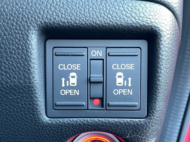 運転席右側に電動スライドドアのスイッチがついています。
