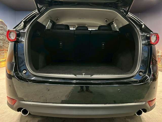 トランクスペースも充分な広さがございます。ゴルフバッグも収納可能です。