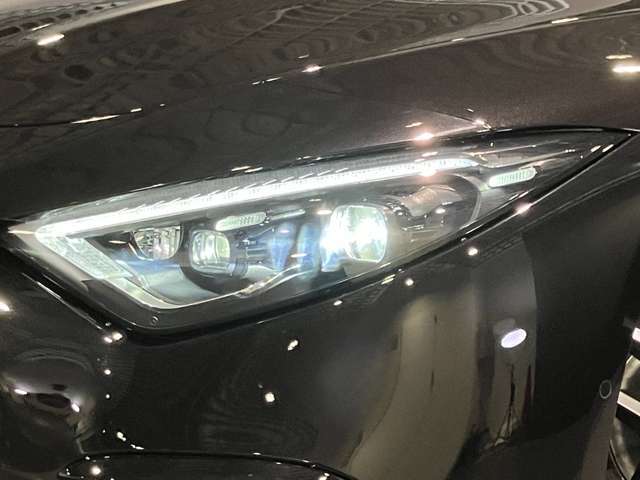 当社はメルセデス・ベンツ正規販売店指定板金塗装工場を併設しております。日々のメンテナンスから板金・修理までワンストップでご提供可能です。