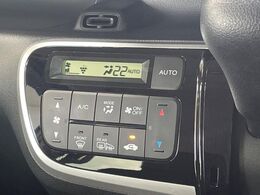 【オートエアコン】一度お好みの温度に設定すれば、車内の温度を検知し風量や温度を自動で調整。暑い…寒い…と何度もスイッチ操作をする必要はありません。快適な車内空間には必須の機能ですね♪
