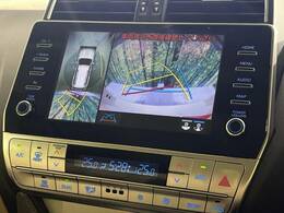 【マルチテレインモニター】車のフロントやサイドのカメラ画像を同時にモニター表示することで、悪路や狭い道を走行時でも周囲の状況確認ができ安心！本格SUVにうれしい装備です♪