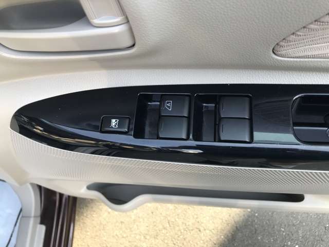 パワーウィンドウのスイッチですよ。運転席に居ながら窓を開け閉めのコントロールできますよ。