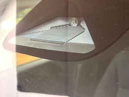 【ホンダセンシング】走行中に前方の車両等を認識し、衝突しそうな時は警報とブレーキで衝突回避と被害軽減をアシスト。より安全にドライブをお楽しみいただけます。