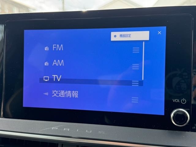 オーディオも自由に選択が可能です！スマートフォンなどBluetoothで接続することやTVやラジオなども視聴可能。走行中ナビの操作が可能になるキャンセラーの装着などご希望ありましたらご相談ください！