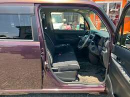 運転者にとっては日々使用することとなる運転席です。運転席が快適だと運転に集中することができますね。