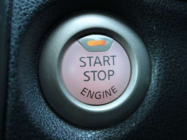 【プッシュスタート装備車】鍵を持っているだけで、ワンタッチでエンジン始動が出来る優れものです。イチイチ鍵を出す手間も無くなり、一度使うと手放せない大変便利で快適な装備です。