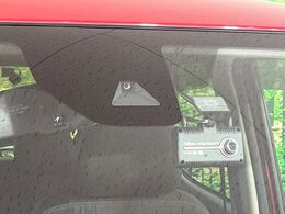 【インテリジェントエマージェンシーブレーキ】フロントカメラで前方の車両や歩行者を検知。衝突しそうな時は衝突被害軽減ブレーキが作動、衝突回避をサポート。より安全にドライブをお楽しみいただけます。