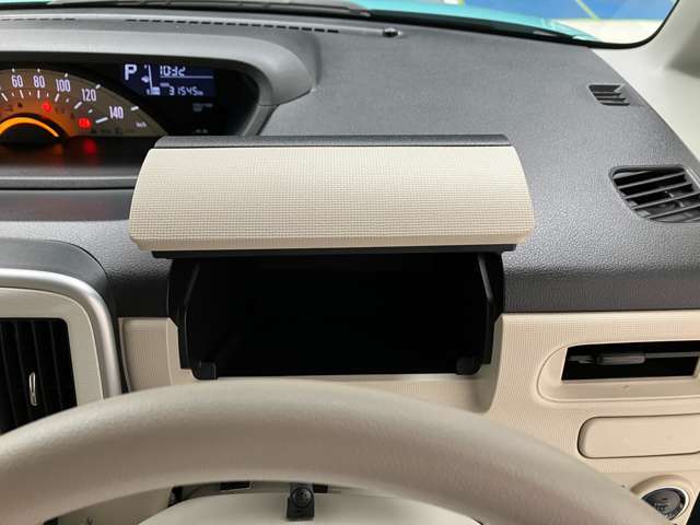 ちょっとしたところは収納ボックスにもなっています。車内はサイズも決まっているので、収納が少ないと思っているアナタ！ご安心ください。さまざまなところに収納が隠れているんです♪