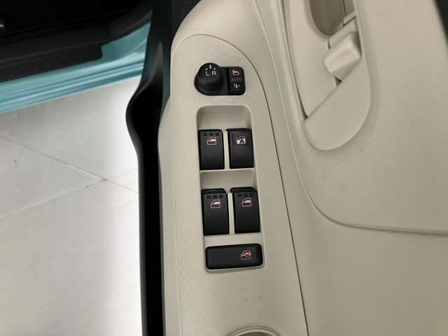もちろん、パワーウインドウもついております♪運転席はオートで、ワンタッチで窓の開閉が可能です！