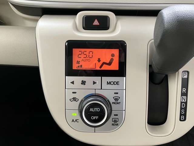 オートエアコンは温度を設定するだけで、自動で風量などを設定してくれます。運転しながら操作も必要ないので、安全性も向上します。
