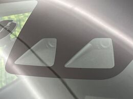 【スマートアシスト】走行中に前方の車両等を認識し、衝突しそうな時は警報とブレーキで衝突回避と被害軽減をアシスト。より安全にドライブをお楽しみいただけます。